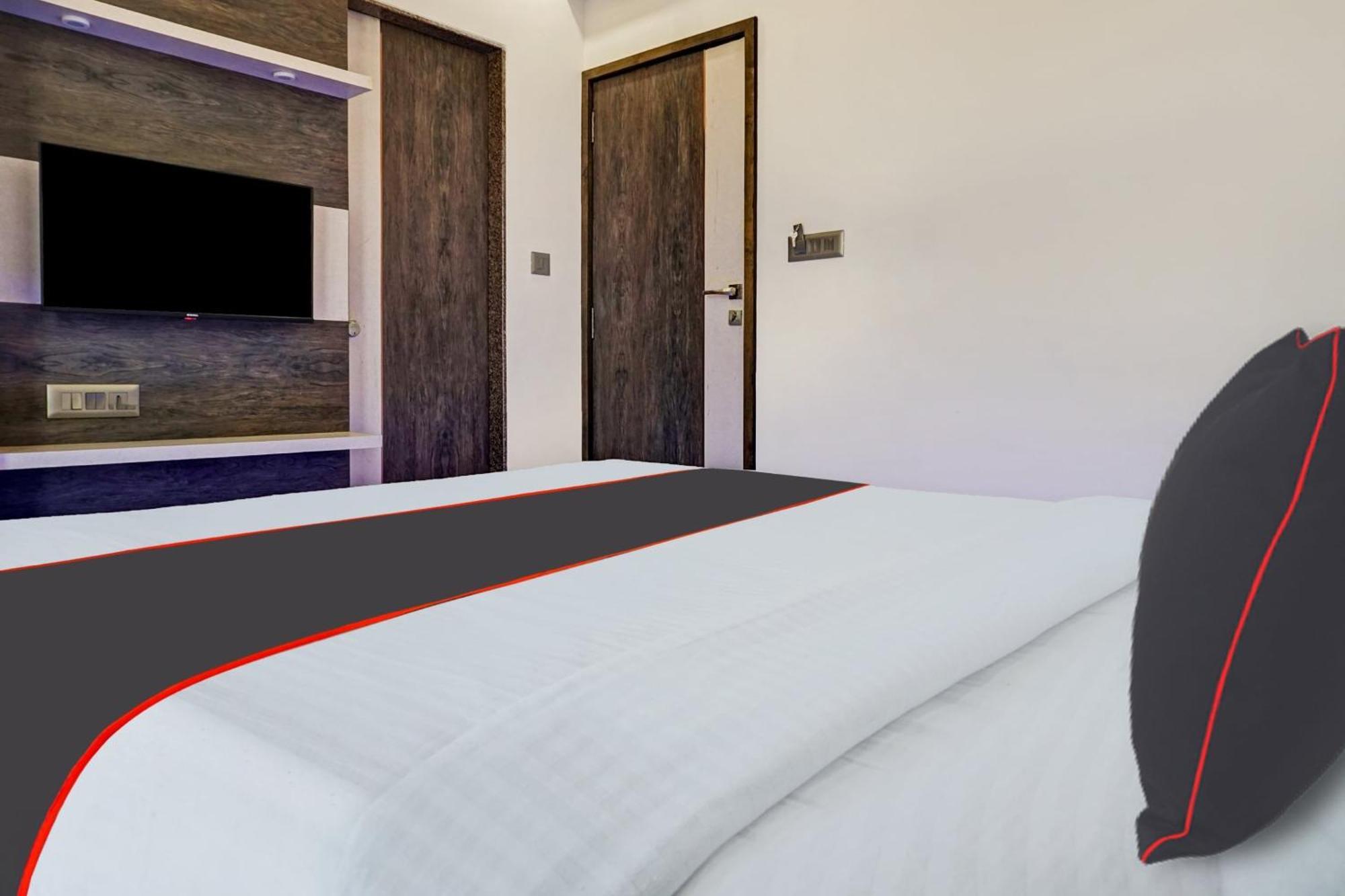 Super Townhouse Poona Royal Hotel Pimpri-Chinchwad ภายนอก รูปภาพ