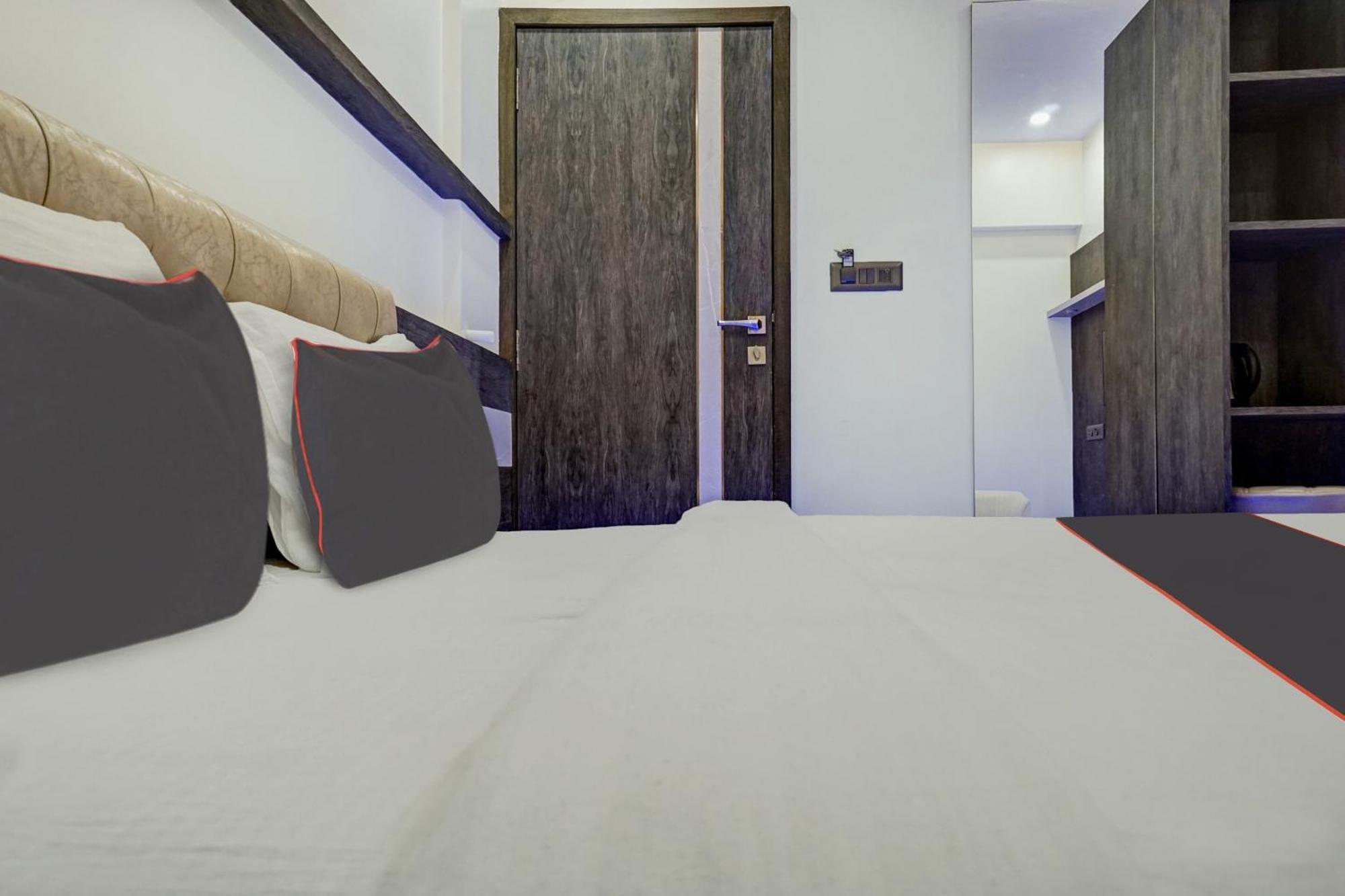 Super Townhouse Poona Royal Hotel Pimpri-Chinchwad ภายนอก รูปภาพ